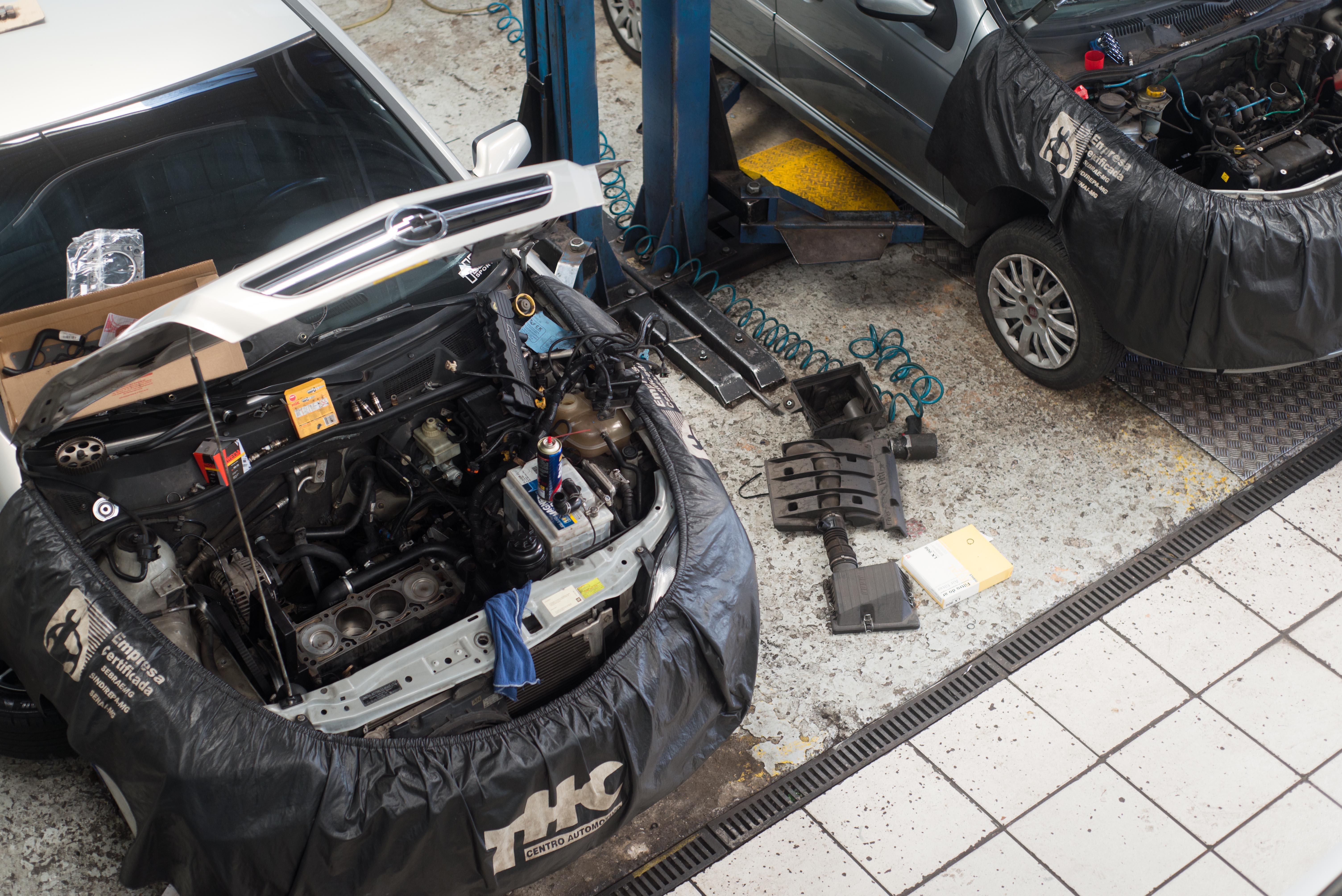  <h1 data-pm-slice="1 1 []" dir="ltr">
	<strong><span style="color: rgb(0, 0, 0);">Nossos Servi&ccedil;os de Troca de Fluidos, &Oacute;leo de C&acirc;mbio Autom&aacute;tico e &Oacute;leo de Diferencial</span></strong></h1>
<p dir="ltr">
	<span style="color: rgb(0, 0, 0);">Na THC Centro Automotivo, somos especialistas em <strong>troca de fluidos, &oacute;leo de c&acirc;mbio autom&aacute;tico e &oacute;leo de diferencial</strong>, assegurando o desempenho, a durabilidade e a confiabilidade dos componentes essenciais do seu ve&iacute;culo. Nossa equipe de profissionais altamente qualificados utiliza tecnologia avan&ccedil;ada e produtos de alta qualidade para atender ve&iacute;culos de todas as marcas e modelos, proporcionando um servi&ccedil;o de excel&ecirc;ncia com resultados duradouros.</span></p>
<h2 dir="ltr">
	<strong><span style="color: rgb(0, 0, 0);">Troca de Fluidos</span></strong></h2>
<p dir="ltr">
	<span style="color: rgb(0, 0, 0);">A troca regular de fluidos &eacute; fundamental para manter o funcionamento eficiente de diversos sistemas do seu ve&iacute;culo. Nosso servi&ccedil;o de troca de fluidos &eacute; realizado com precis&atilde;o e cuidado, garantindo que os sistemas lubrificados e protegidos operem em condi&ccedil;&otilde;es ideais. Com uma abordagem preventiva, ajudamos a prolongar a vida &uacute;til dos componentes do seu carro, promovendo maior seguran&ccedil;a e performance.</span></p>
<h2 dir="ltr">
	<strong><span style="color: rgb(0, 0, 0);">Troca de &Oacute;leo de C&acirc;mbio Autom&aacute;tico</span></strong></h2>
<p dir="ltr">
	<span style="color: rgb(0, 0, 0);">O &oacute;leo do c&acirc;mbio autom&aacute;tico desempenha um papel crucial na suavidade das trocas de marcha e na prote&ccedil;&atilde;o do sistema de transmiss&atilde;o. Nosso servi&ccedil;o especializado garante que o &oacute;leo seja substitu&iacute;do de forma adequada, utilizando produtos de alta qualidade compat&iacute;veis com as especifica&ccedil;&otilde;es do fabricante. Esse cuidado assegura o desempenho ideal do c&acirc;mbio autom&aacute;tico, reduzindo desgastes e proporcionando uma condu&ccedil;&atilde;o mais confort&aacute;vel e confi&aacute;vel.</span></p>
<h2 dir="ltr">
	<strong><span style="color: rgb(0, 0, 0);">Troca de &Oacute;leo de Diferencial</span></strong></h2>
<p dir="ltr">
	<span style="color: rgb(0, 0, 0);">O &oacute;leo do diferencial &eacute; essencial para o bom funcionamento do sistema de tra&ccedil;&atilde;o do ve&iacute;culo, garantindo a distribui&ccedil;&atilde;o eficiente de pot&ecirc;ncia &agrave;s rodas. Nosso servi&ccedil;o de troca de &oacute;leo de diferencial &eacute; realizado com aten&ccedil;&atilde;o aos detalhes, utilizando lubrificantes de primeira linha para proteger os componentes e manter a efici&ecirc;ncia do sistema. Com isso, asseguramos maior durabilidade e desempenho, mesmo nas condi&ccedil;&otilde;es de uso mais exigentes.</span></p>
<p dir="ltr">
	&nbsp;</p>
<p dir="ltr">
	<span style="color: rgb(0, 0, 0);">Na THC Centro Automotivo, combinamos expertise t&eacute;cnica, equipamentos modernos e compromisso com a satisfa&ccedil;&atilde;o do cliente para oferecer servi&ccedil;os de troca de fluidos, &oacute;leo de c&acirc;mbio autom&aacute;tico e &oacute;leo de diferencial com qualidade superior. Confie em n&oacute;s para manter seu ve&iacute;culo em perfeito estado, garantindo seguran&ccedil;a e tranquilidade em cada viagem. Agende seu atendimento hoje e descubra a diferen&ccedil;a de um servi&ccedil;o automotivo especializado!</span></p>