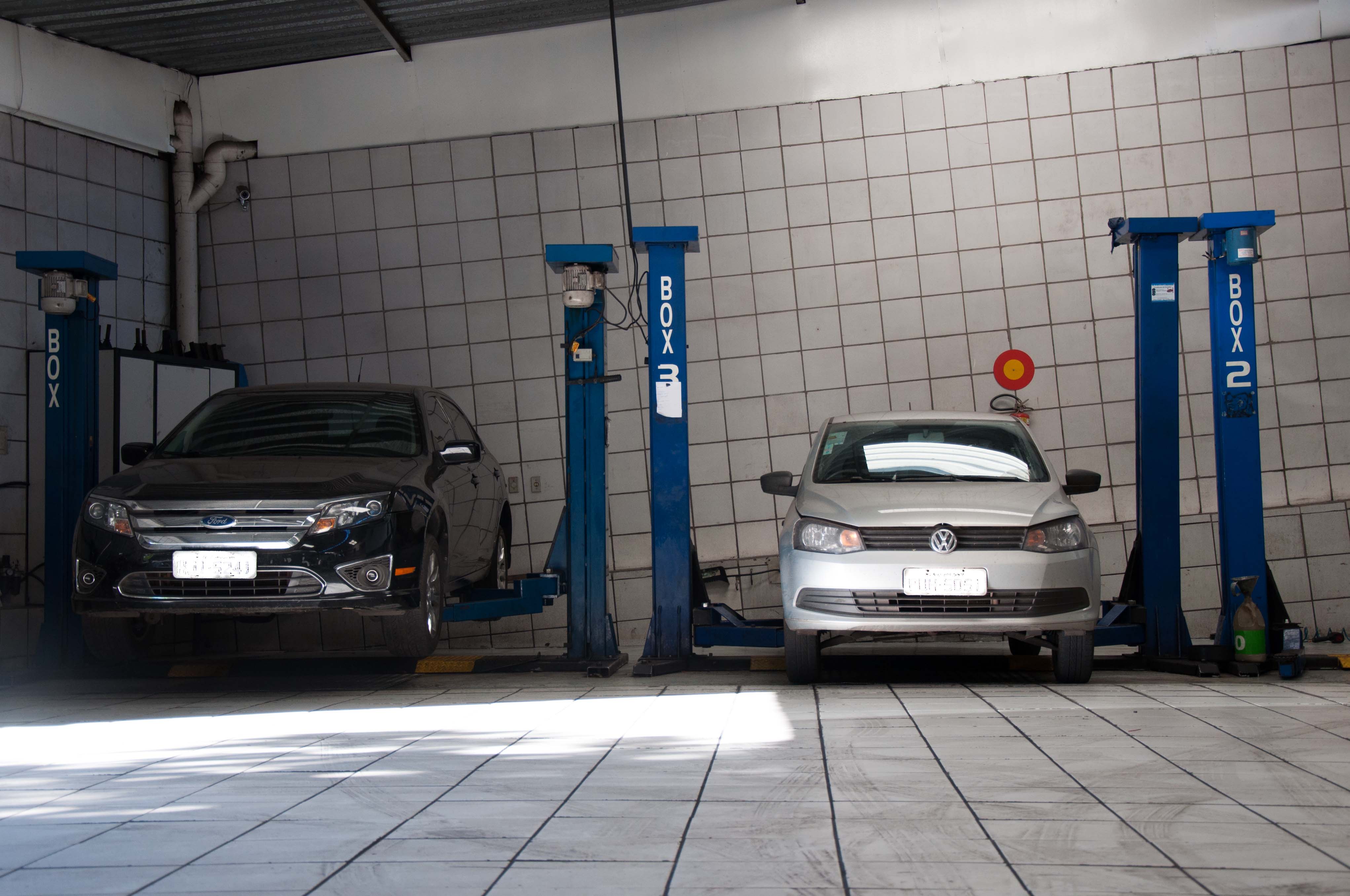  <h1 data-pm-slice="1 1 []" dir="ltr">
	<strong><span style="color: rgb(0, 0, 0);">Nossos Servi&ccedil;os de Troca de Fluidos, &Oacute;leo de C&acirc;mbio Autom&aacute;tico e &Oacute;leo de Diferencial</span></strong></h1>
<p dir="ltr">
	<span style="color: rgb(0, 0, 0);">Na THC Centro Automotivo, somos especialistas em <strong>troca de fluidos, &oacute;leo de c&acirc;mbio autom&aacute;tico e &oacute;leo de diferencial</strong>, assegurando o desempenho, a durabilidade e a confiabilidade dos componentes essenciais do seu ve&iacute;culo. Nossa equipe de profissionais altamente qualificados utiliza tecnologia avan&ccedil;ada e produtos de alta qualidade para atender ve&iacute;culos de todas as marcas e modelos, proporcionando um servi&ccedil;o de excel&ecirc;ncia com resultados duradouros.</span></p>
<h2 dir="ltr">
	<strong><span style="color: rgb(0, 0, 0);">Troca de Fluidos</span></strong></h2>
<p dir="ltr">
	<span style="color: rgb(0, 0, 0);">A troca regular de fluidos &eacute; fundamental para manter o funcionamento eficiente de diversos sistemas do seu ve&iacute;culo. Nosso servi&ccedil;o de troca de fluidos &eacute; realizado com precis&atilde;o e cuidado, garantindo que os sistemas lubrificados e protegidos operem em condi&ccedil;&otilde;es ideais. Com uma abordagem preventiva, ajudamos a prolongar a vida &uacute;til dos componentes do seu carro, promovendo maior seguran&ccedil;a e performance.</span></p>
<h2 dir="ltr">
	<strong><span style="color: rgb(0, 0, 0);">Troca de &Oacute;leo de C&acirc;mbio Autom&aacute;tico</span></strong></h2>
<p dir="ltr">
	<span style="color: rgb(0, 0, 0);">O &oacute;leo do c&acirc;mbio autom&aacute;tico desempenha um papel crucial na suavidade das trocas de marcha e na prote&ccedil;&atilde;o do sistema de transmiss&atilde;o. Nosso servi&ccedil;o especializado garante que o &oacute;leo seja substitu&iacute;do de forma adequada, utilizando produtos de alta qualidade compat&iacute;veis com as especifica&ccedil;&otilde;es do fabricante. Esse cuidado assegura o desempenho ideal do c&acirc;mbio autom&aacute;tico, reduzindo desgastes e proporcionando uma condu&ccedil;&atilde;o mais confort&aacute;vel e confi&aacute;vel.</span></p>
<h2 dir="ltr">
	<strong><span style="color: rgb(0, 0, 0);">Troca de &Oacute;leo de Diferencial</span></strong></h2>
<p dir="ltr">
	<span style="color: rgb(0, 0, 0);">O &oacute;leo do diferencial &eacute; essencial para o bom funcionamento do sistema de tra&ccedil;&atilde;o do ve&iacute;culo, garantindo a distribui&ccedil;&atilde;o eficiente de pot&ecirc;ncia &agrave;s rodas. Nosso servi&ccedil;o de troca de &oacute;leo de diferencial &eacute; realizado com aten&ccedil;&atilde;o aos detalhes, utilizando lubrificantes de primeira linha para proteger os componentes e manter a efici&ecirc;ncia do sistema. Com isso, asseguramos maior durabilidade e desempenho, mesmo nas condi&ccedil;&otilde;es de uso mais exigentes.</span></p>
<p dir="ltr">
	&nbsp;</p>
<p dir="ltr">
	<span style="color: rgb(0, 0, 0);">Na THC Centro Automotivo, combinamos expertise t&eacute;cnica, equipamentos modernos e compromisso com a satisfa&ccedil;&atilde;o do cliente para oferecer servi&ccedil;os de troca de fluidos, &oacute;leo de c&acirc;mbio autom&aacute;tico e &oacute;leo de diferencial com qualidade superior. Confie em n&oacute;s para manter seu ve&iacute;culo em perfeito estado, garantindo seguran&ccedil;a e tranquilidade em cada viagem. Agende seu atendimento hoje e descubra a diferen&ccedil;a de um servi&ccedil;o automotivo especializado!</span></p>