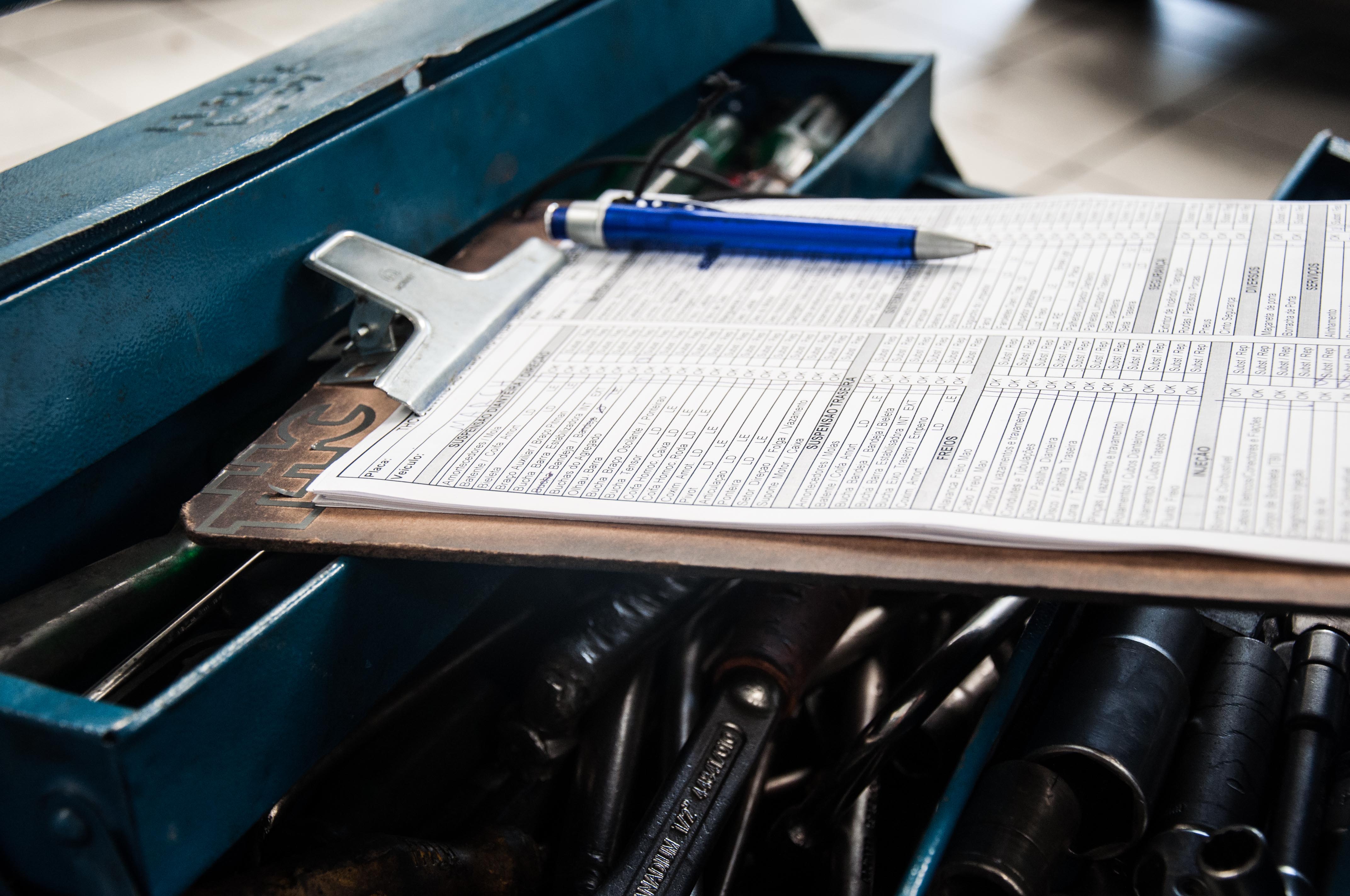  <h1 data-pm-slice="1 1 []" dir="ltr">
	<strong><span style="color: rgb(0, 0, 0);">Nossos Servi&ccedil;os de Troca de Fluidos, &Oacute;leo de C&acirc;mbio Autom&aacute;tico e &Oacute;leo de Diferencial</span></strong></h1>
<p dir="ltr">
	<span style="color: rgb(0, 0, 0);">Na THC Centro Automotivo, somos especialistas em <strong>troca de fluidos, &oacute;leo de c&acirc;mbio autom&aacute;tico e &oacute;leo de diferencial</strong>, assegurando o desempenho, a durabilidade e a confiabilidade dos componentes essenciais do seu ve&iacute;culo. Nossa equipe de profissionais altamente qualificados utiliza tecnologia avan&ccedil;ada e produtos de alta qualidade para atender ve&iacute;culos de todas as marcas e modelos, proporcionando um servi&ccedil;o de excel&ecirc;ncia com resultados duradouros.</span></p>
<h2 dir="ltr">
	<strong><span style="color: rgb(0, 0, 0);">Troca de Fluidos</span></strong></h2>
<p dir="ltr">
	<span style="color: rgb(0, 0, 0);">A troca regular de fluidos &eacute; fundamental para manter o funcionamento eficiente de diversos sistemas do seu ve&iacute;culo. Nosso servi&ccedil;o de troca de fluidos &eacute; realizado com precis&atilde;o e cuidado, garantindo que os sistemas lubrificados e protegidos operem em condi&ccedil;&otilde;es ideais. Com uma abordagem preventiva, ajudamos a prolongar a vida &uacute;til dos componentes do seu carro, promovendo maior seguran&ccedil;a e performance.</span></p>
<h2 dir="ltr">
	<strong><span style="color: rgb(0, 0, 0);">Troca de &Oacute;leo de C&acirc;mbio Autom&aacute;tico</span></strong></h2>
<p dir="ltr">
	<span style="color: rgb(0, 0, 0);">O &oacute;leo do c&acirc;mbio autom&aacute;tico desempenha um papel crucial na suavidade das trocas de marcha e na prote&ccedil;&atilde;o do sistema de transmiss&atilde;o. Nosso servi&ccedil;o especializado garante que o &oacute;leo seja substitu&iacute;do de forma adequada, utilizando produtos de alta qualidade compat&iacute;veis com as especifica&ccedil;&otilde;es do fabricante. Esse cuidado assegura o desempenho ideal do c&acirc;mbio autom&aacute;tico, reduzindo desgastes e proporcionando uma condu&ccedil;&atilde;o mais confort&aacute;vel e confi&aacute;vel.</span></p>
<h2 dir="ltr">
	<strong><span style="color: rgb(0, 0, 0);">Troca de &Oacute;leo de Diferencial</span></strong></h2>
<p dir="ltr">
	<span style="color: rgb(0, 0, 0);">O &oacute;leo do diferencial &eacute; essencial para o bom funcionamento do sistema de tra&ccedil;&atilde;o do ve&iacute;culo, garantindo a distribui&ccedil;&atilde;o eficiente de pot&ecirc;ncia &agrave;s rodas. Nosso servi&ccedil;o de troca de &oacute;leo de diferencial &eacute; realizado com aten&ccedil;&atilde;o aos detalhes, utilizando lubrificantes de primeira linha para proteger os componentes e manter a efici&ecirc;ncia do sistema. Com isso, asseguramos maior durabilidade e desempenho, mesmo nas condi&ccedil;&otilde;es de uso mais exigentes.</span></p>
<p dir="ltr">
	&nbsp;</p>
<p dir="ltr">
	<span style="color: rgb(0, 0, 0);">Na THC Centro Automotivo, combinamos expertise t&eacute;cnica, equipamentos modernos e compromisso com a satisfa&ccedil;&atilde;o do cliente para oferecer servi&ccedil;os de troca de fluidos, &oacute;leo de c&acirc;mbio autom&aacute;tico e &oacute;leo de diferencial com qualidade superior. Confie em n&oacute;s para manter seu ve&iacute;culo em perfeito estado, garantindo seguran&ccedil;a e tranquilidade em cada viagem. Agende seu atendimento hoje e descubra a diferen&ccedil;a de um servi&ccedil;o automotivo especializado!</span></p>