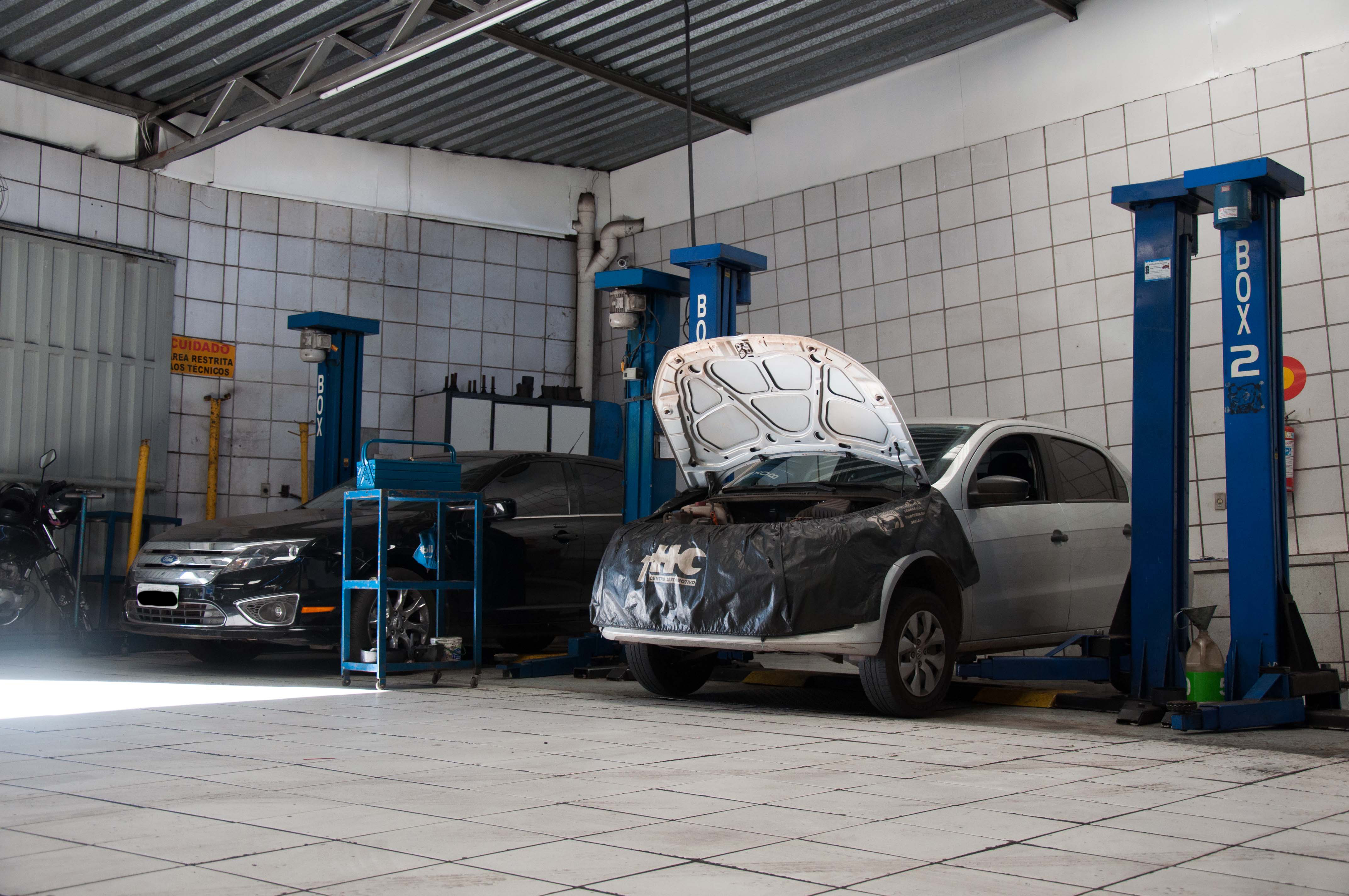  <h1 data-pm-slice="1 1 []" dir="ltr">
	<strong><span style="color: rgb(0, 0, 0);">Nossos Servi&ccedil;os de Troca de Fluidos, &Oacute;leo de C&acirc;mbio Autom&aacute;tico e &Oacute;leo de Diferencial</span></strong></h1>
<p dir="ltr">
	<span style="color: rgb(0, 0, 0);">Na THC Centro Automotivo, somos especialistas em <strong>troca de fluidos, &oacute;leo de c&acirc;mbio autom&aacute;tico e &oacute;leo de diferencial</strong>, assegurando o desempenho, a durabilidade e a confiabilidade dos componentes essenciais do seu ve&iacute;culo. Nossa equipe de profissionais altamente qualificados utiliza tecnologia avan&ccedil;ada e produtos de alta qualidade para atender ve&iacute;culos de todas as marcas e modelos, proporcionando um servi&ccedil;o de excel&ecirc;ncia com resultados duradouros.</span></p>
<h2 dir="ltr">
	<strong><span style="color: rgb(0, 0, 0);">Troca de Fluidos</span></strong></h2>
<p dir="ltr">
	<span style="color: rgb(0, 0, 0);">A troca regular de fluidos &eacute; fundamental para manter o funcionamento eficiente de diversos sistemas do seu ve&iacute;culo. Nosso servi&ccedil;o de troca de fluidos &eacute; realizado com precis&atilde;o e cuidado, garantindo que os sistemas lubrificados e protegidos operem em condi&ccedil;&otilde;es ideais. Com uma abordagem preventiva, ajudamos a prolongar a vida &uacute;til dos componentes do seu carro, promovendo maior seguran&ccedil;a e performance.</span></p>
<h2 dir="ltr">
	<strong><span style="color: rgb(0, 0, 0);">Troca de &Oacute;leo de C&acirc;mbio Autom&aacute;tico</span></strong></h2>
<p dir="ltr">
	<span style="color: rgb(0, 0, 0);">O &oacute;leo do c&acirc;mbio autom&aacute;tico desempenha um papel crucial na suavidade das trocas de marcha e na prote&ccedil;&atilde;o do sistema de transmiss&atilde;o. Nosso servi&ccedil;o especializado garante que o &oacute;leo seja substitu&iacute;do de forma adequada, utilizando produtos de alta qualidade compat&iacute;veis com as especifica&ccedil;&otilde;es do fabricante. Esse cuidado assegura o desempenho ideal do c&acirc;mbio autom&aacute;tico, reduzindo desgastes e proporcionando uma condu&ccedil;&atilde;o mais confort&aacute;vel e confi&aacute;vel.</span></p>
<h2 dir="ltr">
	<strong><span style="color: rgb(0, 0, 0);">Troca de &Oacute;leo de Diferencial</span></strong></h2>
<p dir="ltr">
	<span style="color: rgb(0, 0, 0);">O &oacute;leo do diferencial &eacute; essencial para o bom funcionamento do sistema de tra&ccedil;&atilde;o do ve&iacute;culo, garantindo a distribui&ccedil;&atilde;o eficiente de pot&ecirc;ncia &agrave;s rodas. Nosso servi&ccedil;o de troca de &oacute;leo de diferencial &eacute; realizado com aten&ccedil;&atilde;o aos detalhes, utilizando lubrificantes de primeira linha para proteger os componentes e manter a efici&ecirc;ncia do sistema. Com isso, asseguramos maior durabilidade e desempenho, mesmo nas condi&ccedil;&otilde;es de uso mais exigentes.</span></p>
<p dir="ltr">
	&nbsp;</p>
<p dir="ltr">
	<span style="color: rgb(0, 0, 0);">Na THC Centro Automotivo, combinamos expertise t&eacute;cnica, equipamentos modernos e compromisso com a satisfa&ccedil;&atilde;o do cliente para oferecer servi&ccedil;os de troca de fluidos, &oacute;leo de c&acirc;mbio autom&aacute;tico e &oacute;leo de diferencial com qualidade superior. Confie em n&oacute;s para manter seu ve&iacute;culo em perfeito estado, garantindo seguran&ccedil;a e tranquilidade em cada viagem. Agende seu atendimento hoje e descubra a diferen&ccedil;a de um servi&ccedil;o automotivo especializado!</span></p>