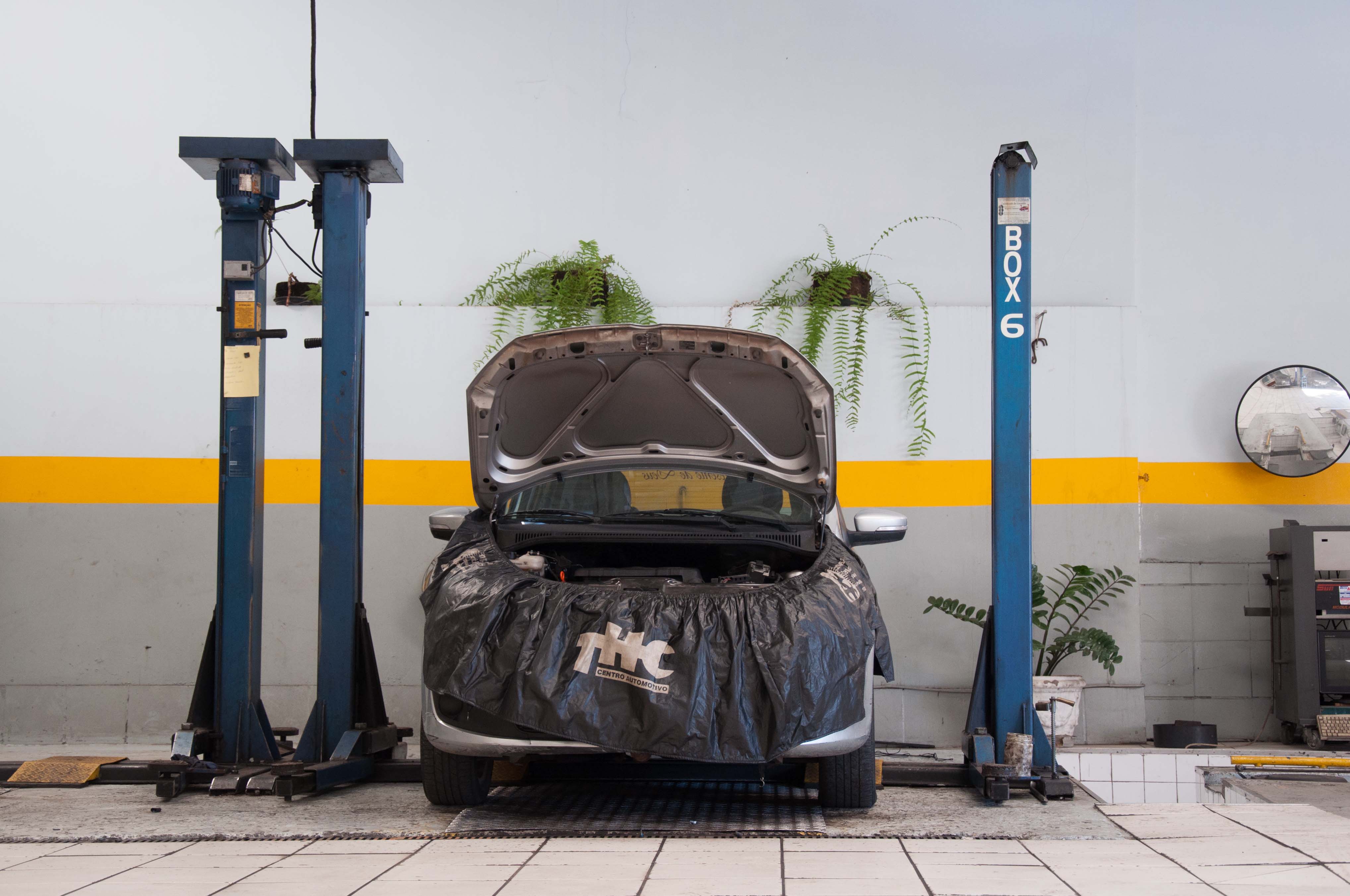  <h1 data-pm-slice="1 1 []" dir="ltr">
	<strong><span style="color: rgb(0, 0, 0);">Nossos Servi&ccedil;os de Troca de Fluidos, &Oacute;leo de C&acirc;mbio Autom&aacute;tico e &Oacute;leo de Diferencial</span></strong></h1>
<p dir="ltr">
	<span style="color: rgb(0, 0, 0);">Na THC Centro Automotivo, somos especialistas em <strong>troca de fluidos, &oacute;leo de c&acirc;mbio autom&aacute;tico e &oacute;leo de diferencial</strong>, assegurando o desempenho, a durabilidade e a confiabilidade dos componentes essenciais do seu ve&iacute;culo. Nossa equipe de profissionais altamente qualificados utiliza tecnologia avan&ccedil;ada e produtos de alta qualidade para atender ve&iacute;culos de todas as marcas e modelos, proporcionando um servi&ccedil;o de excel&ecirc;ncia com resultados duradouros.</span></p>
<h2 dir="ltr">
	<strong><span style="color: rgb(0, 0, 0);">Troca de Fluidos</span></strong></h2>
<p dir="ltr">
	<span style="color: rgb(0, 0, 0);">A troca regular de fluidos &eacute; fundamental para manter o funcionamento eficiente de diversos sistemas do seu ve&iacute;culo. Nosso servi&ccedil;o de troca de fluidos &eacute; realizado com precis&atilde;o e cuidado, garantindo que os sistemas lubrificados e protegidos operem em condi&ccedil;&otilde;es ideais. Com uma abordagem preventiva, ajudamos a prolongar a vida &uacute;til dos componentes do seu carro, promovendo maior seguran&ccedil;a e performance.</span></p>
<h2 dir="ltr">
	<strong><span style="color: rgb(0, 0, 0);">Troca de &Oacute;leo de C&acirc;mbio Autom&aacute;tico</span></strong></h2>
<p dir="ltr">
	<span style="color: rgb(0, 0, 0);">O &oacute;leo do c&acirc;mbio autom&aacute;tico desempenha um papel crucial na suavidade das trocas de marcha e na prote&ccedil;&atilde;o do sistema de transmiss&atilde;o. Nosso servi&ccedil;o especializado garante que o &oacute;leo seja substitu&iacute;do de forma adequada, utilizando produtos de alta qualidade compat&iacute;veis com as especifica&ccedil;&otilde;es do fabricante. Esse cuidado assegura o desempenho ideal do c&acirc;mbio autom&aacute;tico, reduzindo desgastes e proporcionando uma condu&ccedil;&atilde;o mais confort&aacute;vel e confi&aacute;vel.</span></p>
<h2 dir="ltr">
	<strong><span style="color: rgb(0, 0, 0);">Troca de &Oacute;leo de Diferencial</span></strong></h2>
<p dir="ltr">
	<span style="color: rgb(0, 0, 0);">O &oacute;leo do diferencial &eacute; essencial para o bom funcionamento do sistema de tra&ccedil;&atilde;o do ve&iacute;culo, garantindo a distribui&ccedil;&atilde;o eficiente de pot&ecirc;ncia &agrave;s rodas. Nosso servi&ccedil;o de troca de &oacute;leo de diferencial &eacute; realizado com aten&ccedil;&atilde;o aos detalhes, utilizando lubrificantes de primeira linha para proteger os componentes e manter a efici&ecirc;ncia do sistema. Com isso, asseguramos maior durabilidade e desempenho, mesmo nas condi&ccedil;&otilde;es de uso mais exigentes.</span></p>
<p dir="ltr">
	&nbsp;</p>
<p dir="ltr">
	<span style="color: rgb(0, 0, 0);">Na THC Centro Automotivo, combinamos expertise t&eacute;cnica, equipamentos modernos e compromisso com a satisfa&ccedil;&atilde;o do cliente para oferecer servi&ccedil;os de troca de fluidos, &oacute;leo de c&acirc;mbio autom&aacute;tico e &oacute;leo de diferencial com qualidade superior. Confie em n&oacute;s para manter seu ve&iacute;culo em perfeito estado, garantindo seguran&ccedil;a e tranquilidade em cada viagem. Agende seu atendimento hoje e descubra a diferen&ccedil;a de um servi&ccedil;o automotivo especializado!</span></p>