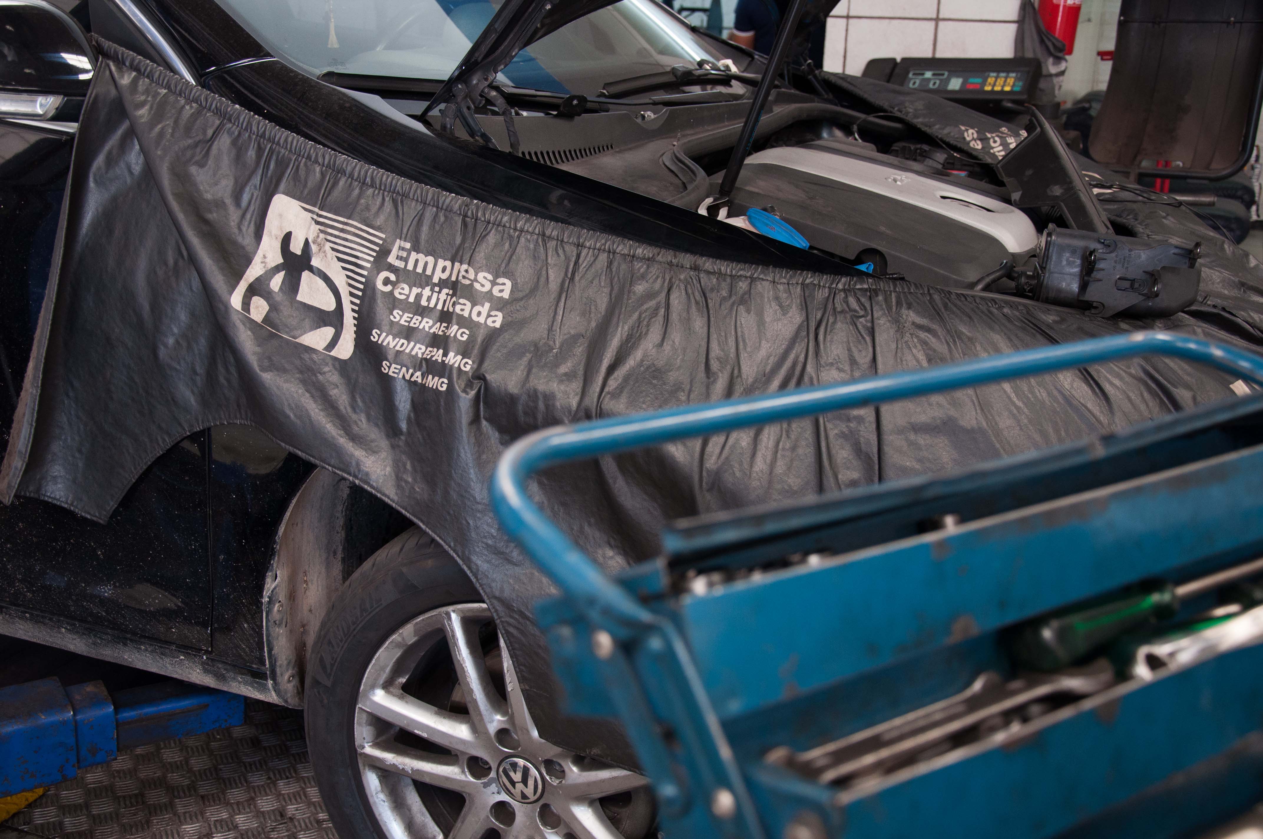  <h1 data-pm-slice="1 1 []" dir="ltr">
	<strong><span style="color: rgb(0, 0, 0);">Nossos Servi&ccedil;os de Troca de Fluidos, &Oacute;leo de C&acirc;mbio Autom&aacute;tico e &Oacute;leo de Diferencial</span></strong></h1>
<p dir="ltr">
	<span style="color: rgb(0, 0, 0);">Na THC Centro Automotivo, somos especialistas em <strong>troca de fluidos, &oacute;leo de c&acirc;mbio autom&aacute;tico e &oacute;leo de diferencial</strong>, assegurando o desempenho, a durabilidade e a confiabilidade dos componentes essenciais do seu ve&iacute;culo. Nossa equipe de profissionais altamente qualificados utiliza tecnologia avan&ccedil;ada e produtos de alta qualidade para atender ve&iacute;culos de todas as marcas e modelos, proporcionando um servi&ccedil;o de excel&ecirc;ncia com resultados duradouros.</span></p>
<h2 dir="ltr">
	<strong><span style="color: rgb(0, 0, 0);">Troca de Fluidos</span></strong></h2>
<p dir="ltr">
	<span style="color: rgb(0, 0, 0);">A troca regular de fluidos &eacute; fundamental para manter o funcionamento eficiente de diversos sistemas do seu ve&iacute;culo. Nosso servi&ccedil;o de troca de fluidos &eacute; realizado com precis&atilde;o e cuidado, garantindo que os sistemas lubrificados e protegidos operem em condi&ccedil;&otilde;es ideais. Com uma abordagem preventiva, ajudamos a prolongar a vida &uacute;til dos componentes do seu carro, promovendo maior seguran&ccedil;a e performance.</span></p>
<h2 dir="ltr">
	<strong><span style="color: rgb(0, 0, 0);">Troca de &Oacute;leo de C&acirc;mbio Autom&aacute;tico</span></strong></h2>
<p dir="ltr">
	<span style="color: rgb(0, 0, 0);">O &oacute;leo do c&acirc;mbio autom&aacute;tico desempenha um papel crucial na suavidade das trocas de marcha e na prote&ccedil;&atilde;o do sistema de transmiss&atilde;o. Nosso servi&ccedil;o especializado garante que o &oacute;leo seja substitu&iacute;do de forma adequada, utilizando produtos de alta qualidade compat&iacute;veis com as especifica&ccedil;&otilde;es do fabricante. Esse cuidado assegura o desempenho ideal do c&acirc;mbio autom&aacute;tico, reduzindo desgastes e proporcionando uma condu&ccedil;&atilde;o mais confort&aacute;vel e confi&aacute;vel.</span></p>
<h2 dir="ltr">
	<strong><span style="color: rgb(0, 0, 0);">Troca de &Oacute;leo de Diferencial</span></strong></h2>
<p dir="ltr">
	<span style="color: rgb(0, 0, 0);">O &oacute;leo do diferencial &eacute; essencial para o bom funcionamento do sistema de tra&ccedil;&atilde;o do ve&iacute;culo, garantindo a distribui&ccedil;&atilde;o eficiente de pot&ecirc;ncia &agrave;s rodas. Nosso servi&ccedil;o de troca de &oacute;leo de diferencial &eacute; realizado com aten&ccedil;&atilde;o aos detalhes, utilizando lubrificantes de primeira linha para proteger os componentes e manter a efici&ecirc;ncia do sistema. Com isso, asseguramos maior durabilidade e desempenho, mesmo nas condi&ccedil;&otilde;es de uso mais exigentes.</span></p>
<p dir="ltr">
	&nbsp;</p>
<p dir="ltr">
	<span style="color: rgb(0, 0, 0);">Na THC Centro Automotivo, combinamos expertise t&eacute;cnica, equipamentos modernos e compromisso com a satisfa&ccedil;&atilde;o do cliente para oferecer servi&ccedil;os de troca de fluidos, &oacute;leo de c&acirc;mbio autom&aacute;tico e &oacute;leo de diferencial com qualidade superior. Confie em n&oacute;s para manter seu ve&iacute;culo em perfeito estado, garantindo seguran&ccedil;a e tranquilidade em cada viagem. Agende seu atendimento hoje e descubra a diferen&ccedil;a de um servi&ccedil;o automotivo especializado!</span></p>